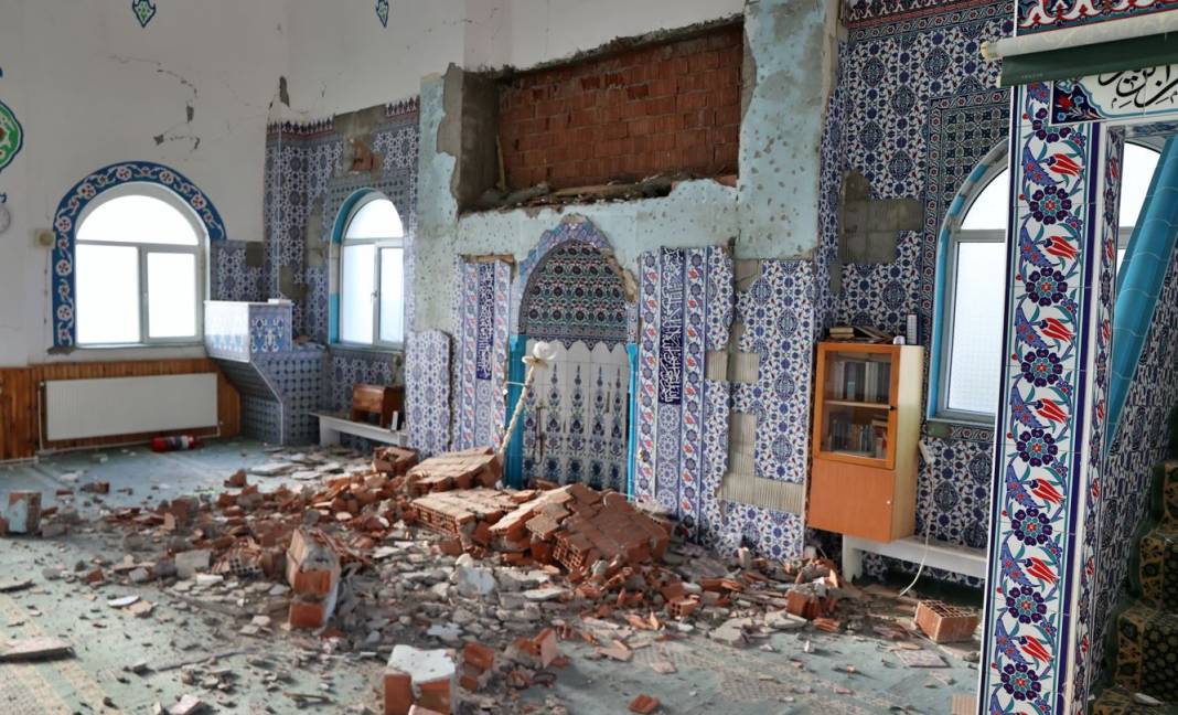 Tokat depreminin hasarı gün ağarınca ortaya çıktı. Cami minaresi devrildi binalar yıkıldı 23